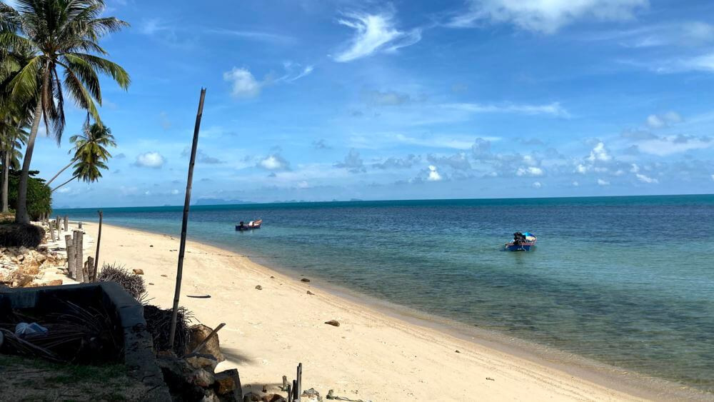 «Баню открыли прямо на пляже» — новороссийцы недовольны тазиками и вениками у моря